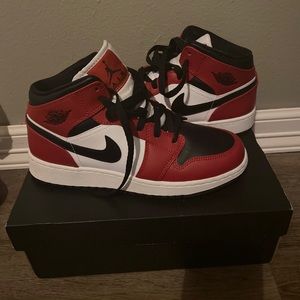 Jordan 1 mid Chicago Black Toe Youth